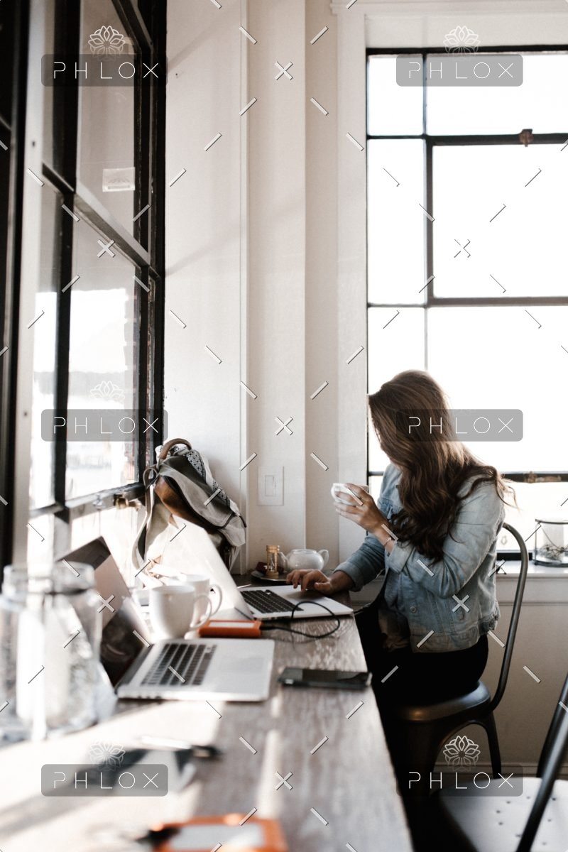 How Well Are You Funnelling Shoppers on Social Media? Andrew Neel QLqNalPe0RA Unsplash E1584533077950